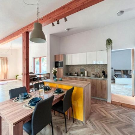 Apartman Niklan รอชนอฟ ป็อด ราดโฮชติเย็ม ภายนอก รูปภาพ