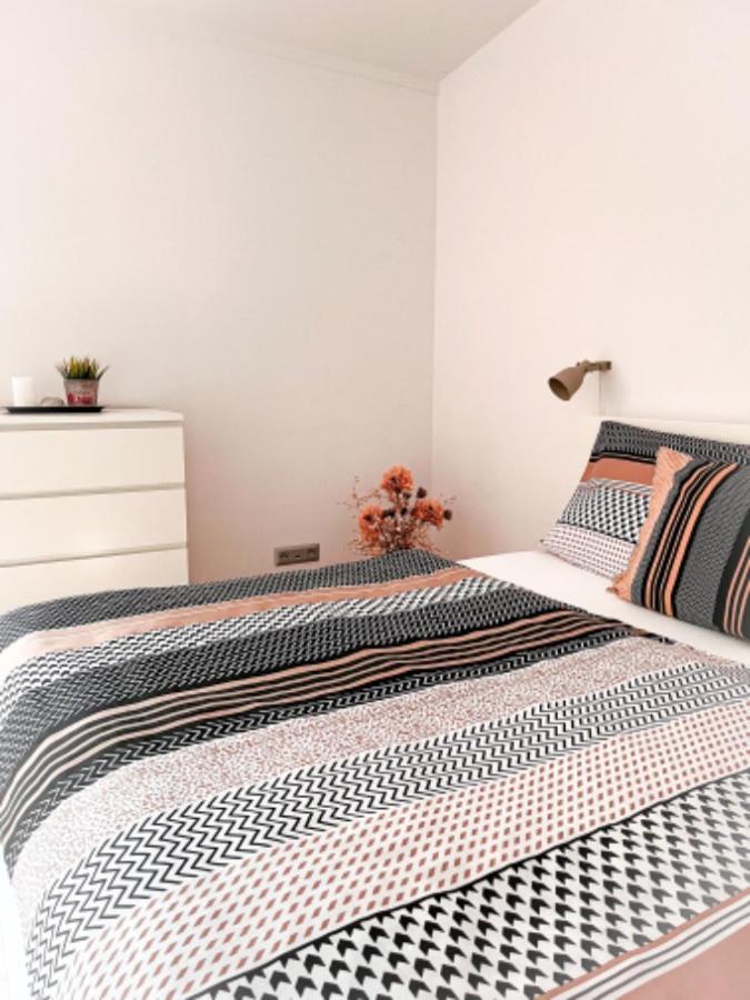 Apartman Niklan รอชนอฟ ป็อด ราดโฮชติเย็ม ภายนอก รูปภาพ