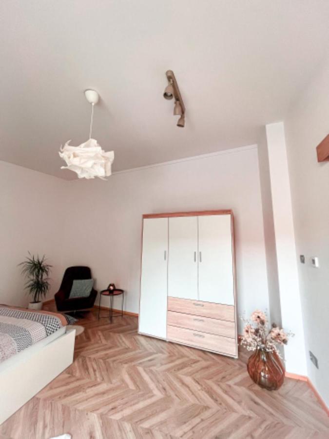 Apartman Niklan รอชนอฟ ป็อด ราดโฮชติเย็ม ภายนอก รูปภาพ