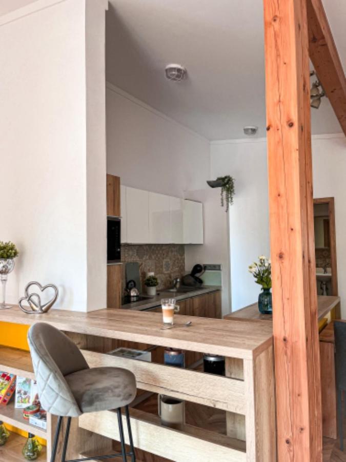 Apartman Niklan รอชนอฟ ป็อด ราดโฮชติเย็ม ภายนอก รูปภาพ