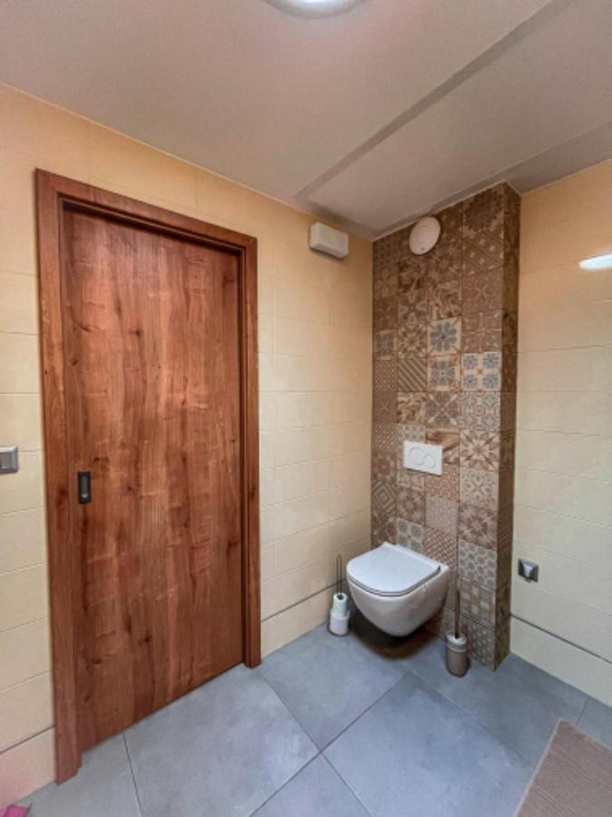 Apartman Niklan รอชนอฟ ป็อด ราดโฮชติเย็ม ภายนอก รูปภาพ