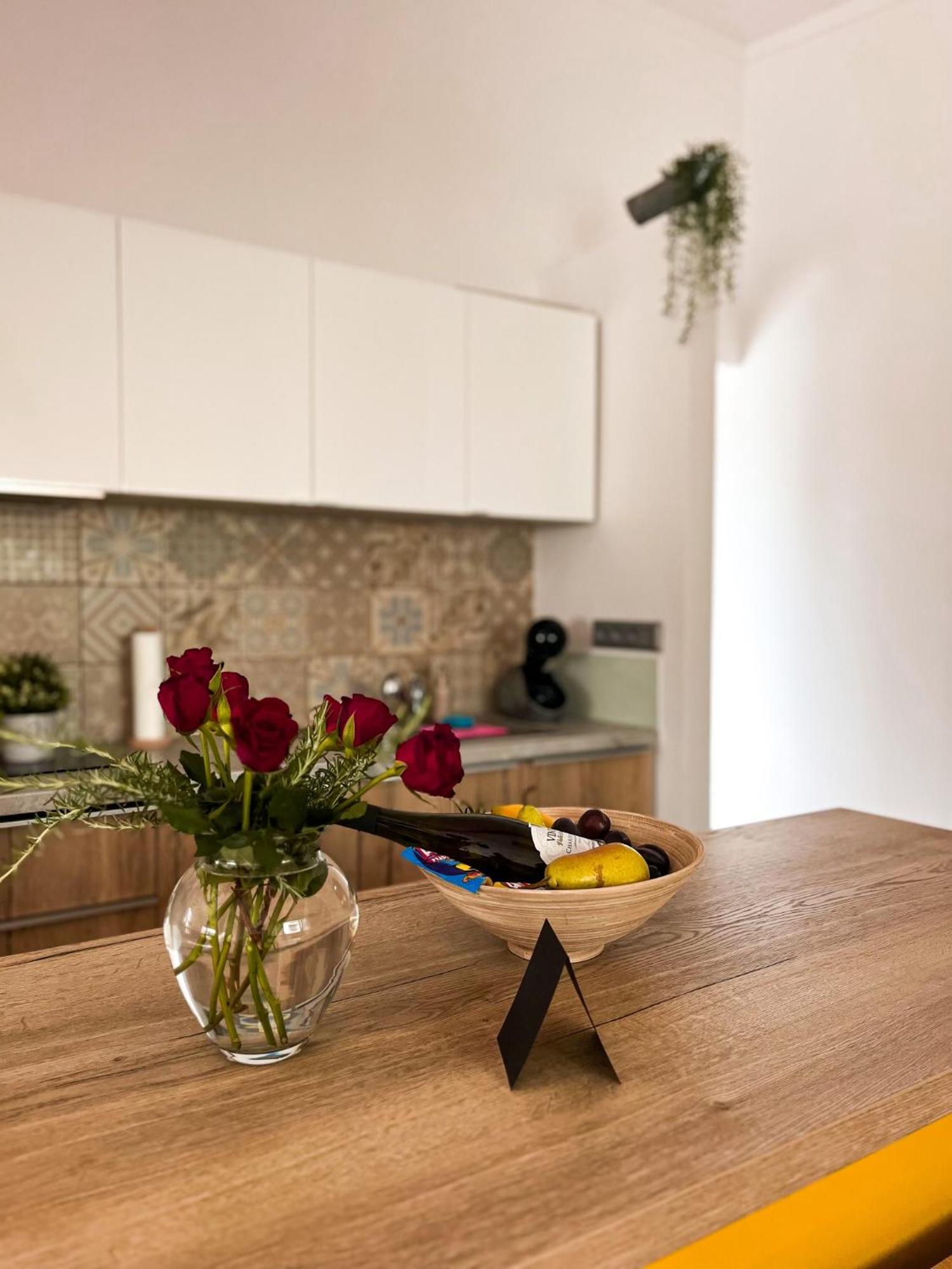 Apartman Niklan รอชนอฟ ป็อด ราดโฮชติเย็ม ภายนอก รูปภาพ