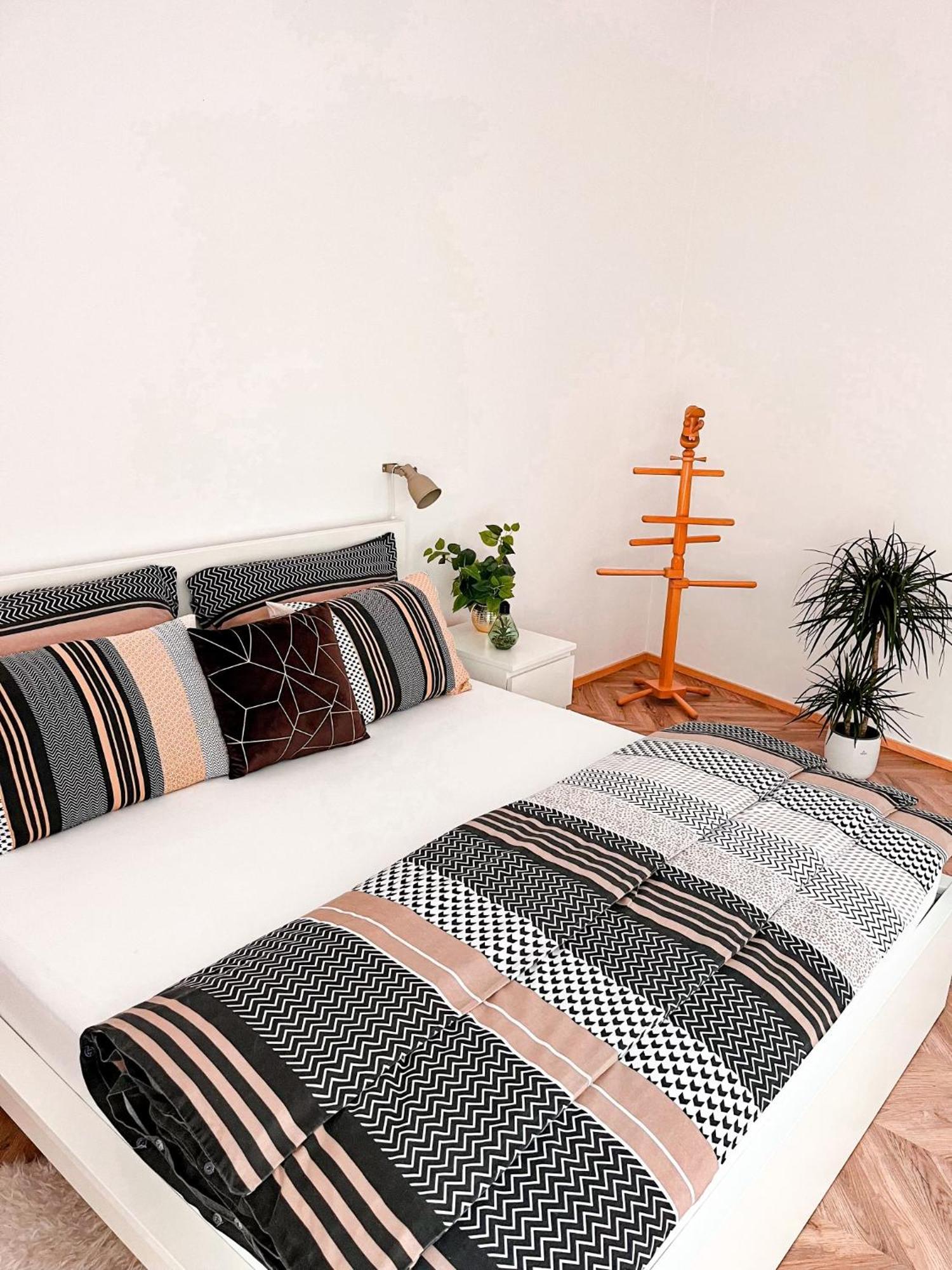 Apartman Niklan รอชนอฟ ป็อด ราดโฮชติเย็ม ภายนอก รูปภาพ