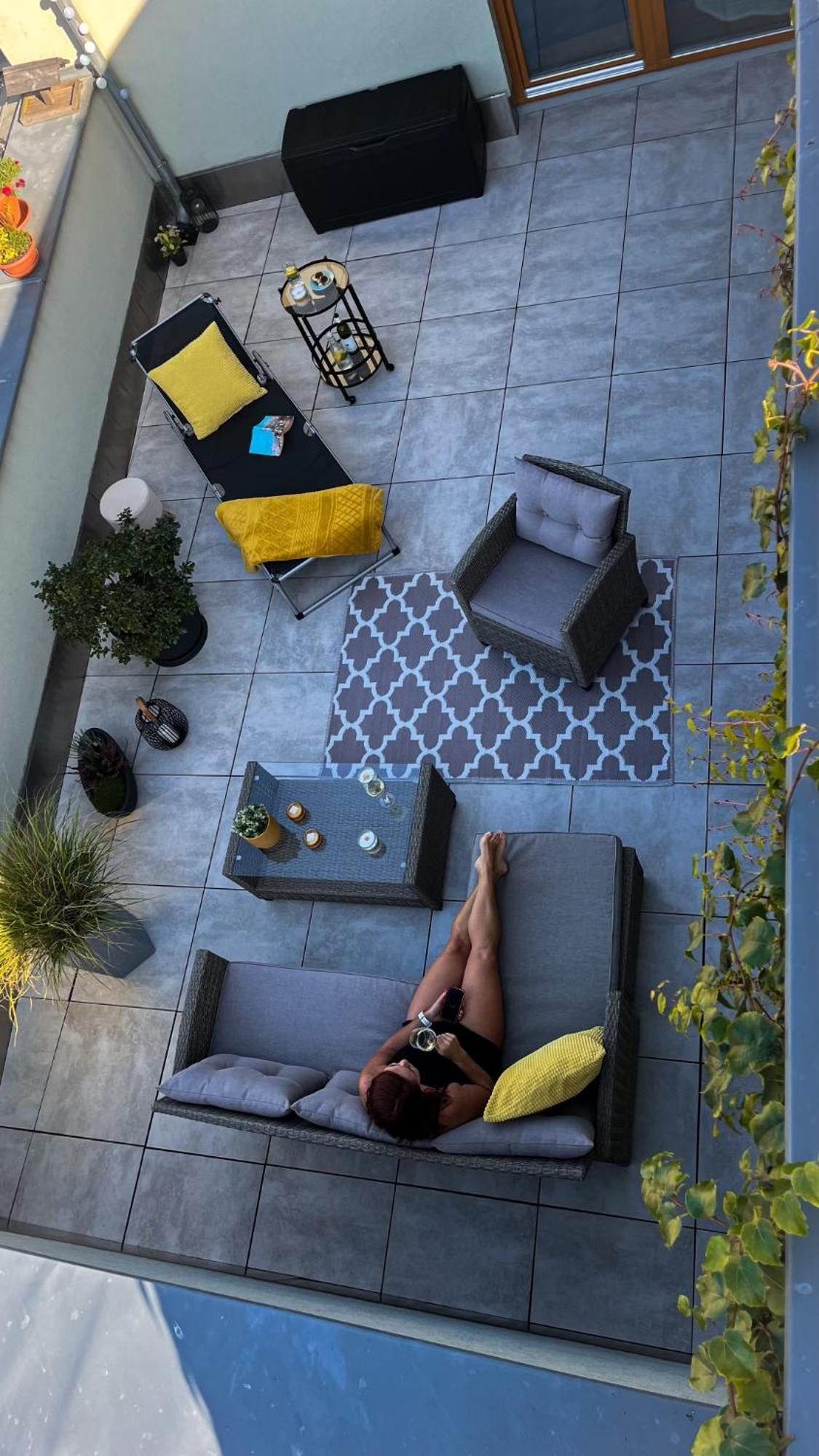 Apartman Niklan รอชนอฟ ป็อด ราดโฮชติเย็ม ภายนอก รูปภาพ