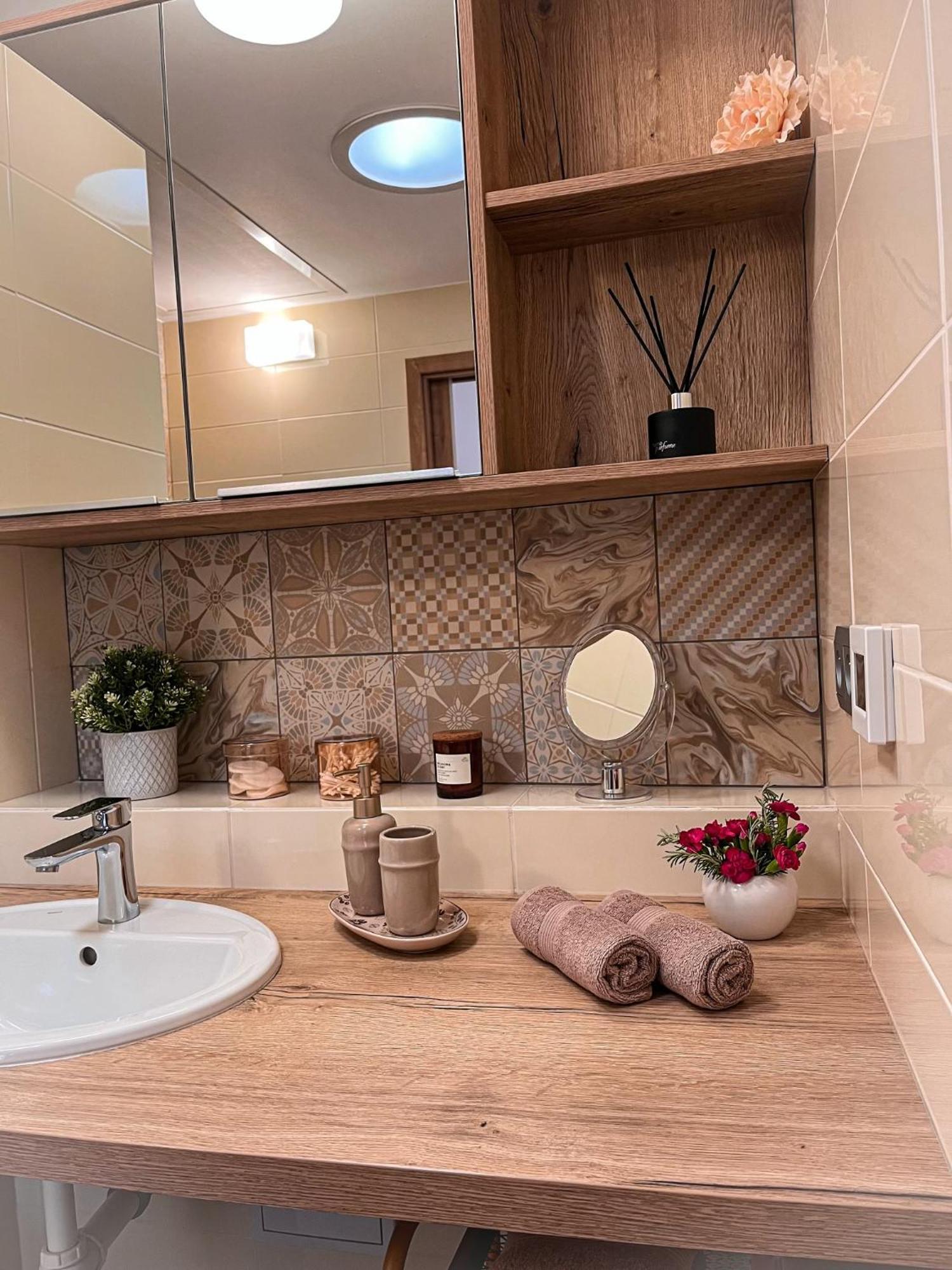 Apartman Niklan รอชนอฟ ป็อด ราดโฮชติเย็ม ภายนอก รูปภาพ